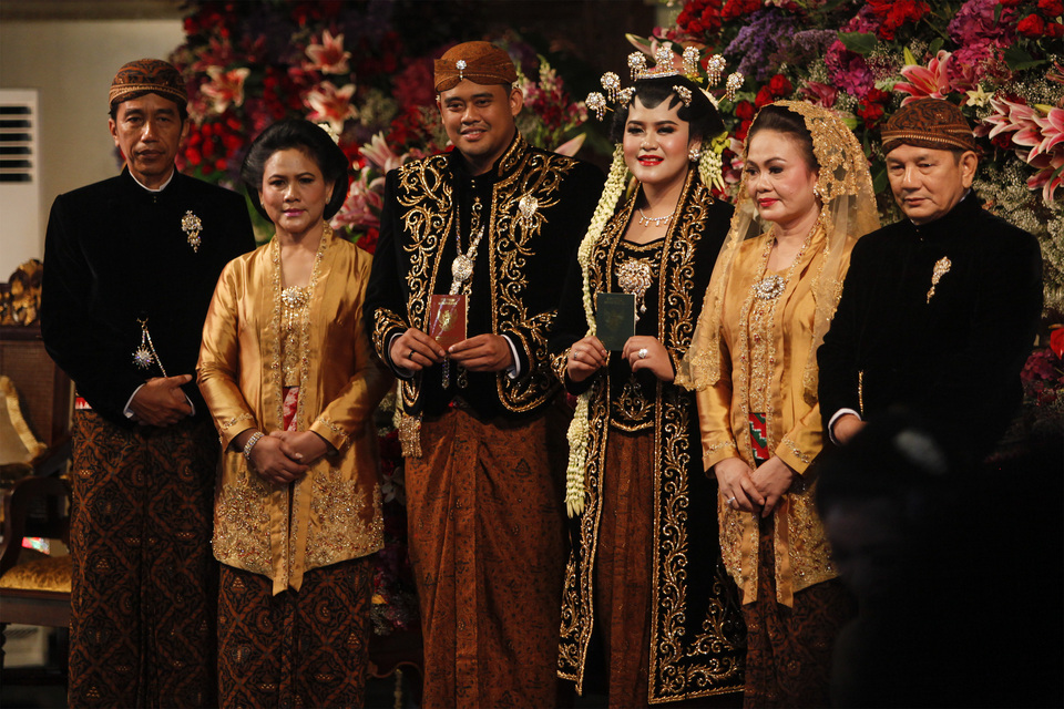 President Joko 'Jokowi' Widodo's daughter, Kahiyang Ayu and her husband Bobby Nasution hold their marriage certificates on Wednesday (08/11). (Antara Photo/Maulana Surya)