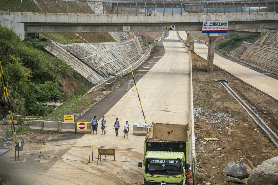 Construction on the Cisumdawu toll road. (Antara Photo/Novrian Arbi)