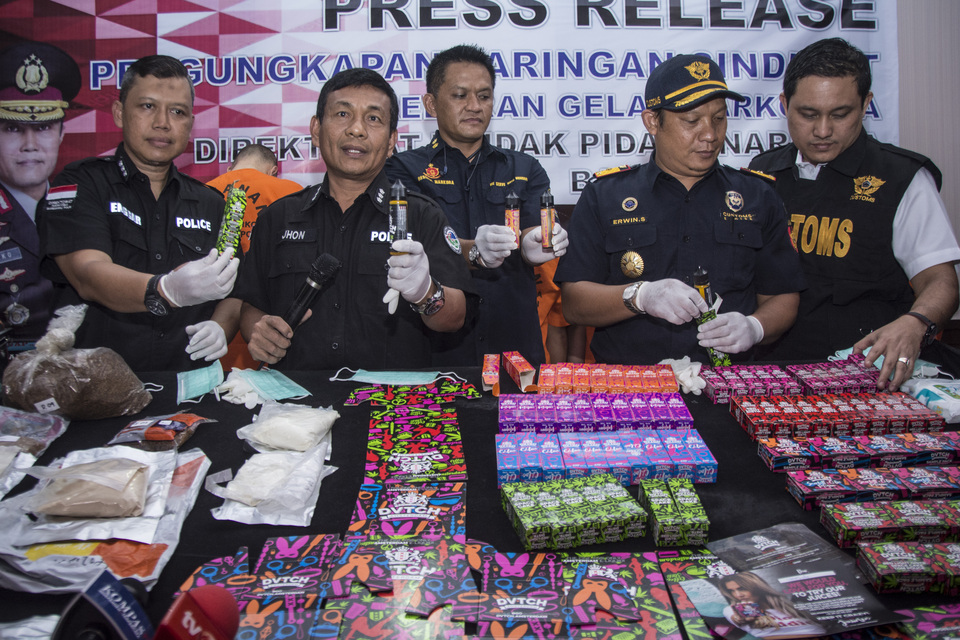 Police and Customs officers display confiscated drugs from a bust at Soekarno-Hatta International Airport in Banten last year. (Antara Photo/Aprillio Akbar)
