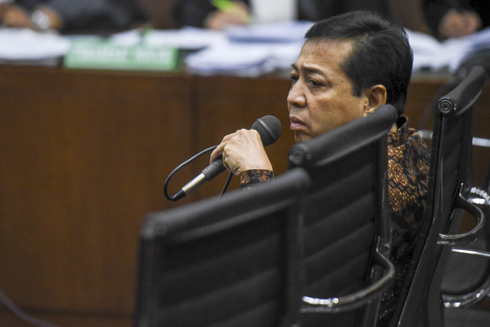 The Jakarta Corruption Court rejected an objection plea by Setya Novanto's lawyers on Thursday (04/01) and ruled that his trial must proceed. (Antara Photo/Hafidz Mubarak A.)