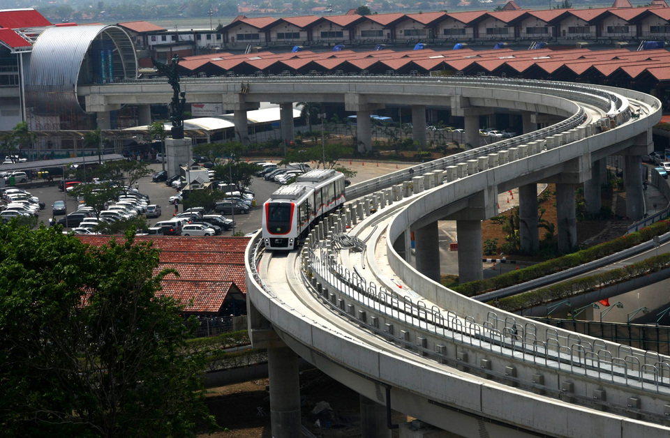 The new train service to Soekarno-Hatta International Airport will commence before the end of the year, State-Owned Enterprises Minister Rini Soemarno said in a statement on Friday (01/12). (Antara Photo/Muhammad Iqbal)