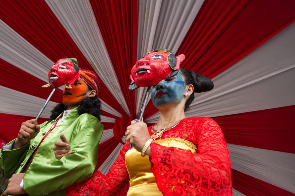 Loro Blonyo dancers wear masks at the 2017 Sangiran International Festival in Kalijambe, Sragen, Central Java, on Sunday (19/11). The event features a number of local and foreign art groups performing at the Sangiran archaeological excavation site, which has been named a Unesco World Heritage site. (Antara Photo/Mohammad Ayudha)