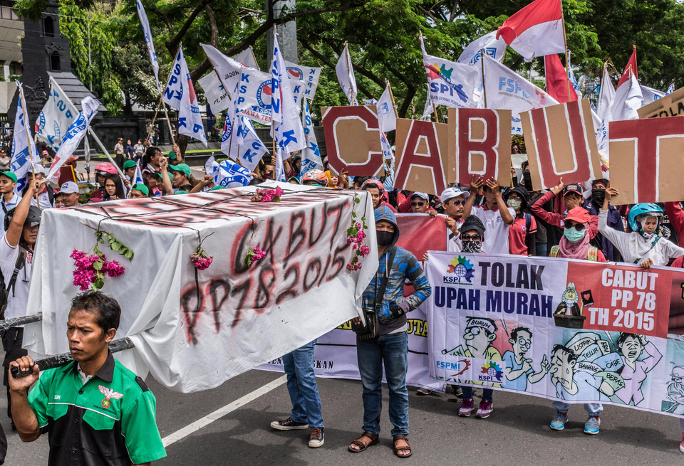 Thousands of workers from various trade unions who are members of the Semarang City Workers Alliance protested against the current city-wide minimum wage at the Central Java Governor's Office in Semarang, Central Java, on Wednesday (15/11). The workers demanded a minimum wage increase in 2018 to Rp 2,754,865 ($203). (Antara Photo/Aji Styawan)

