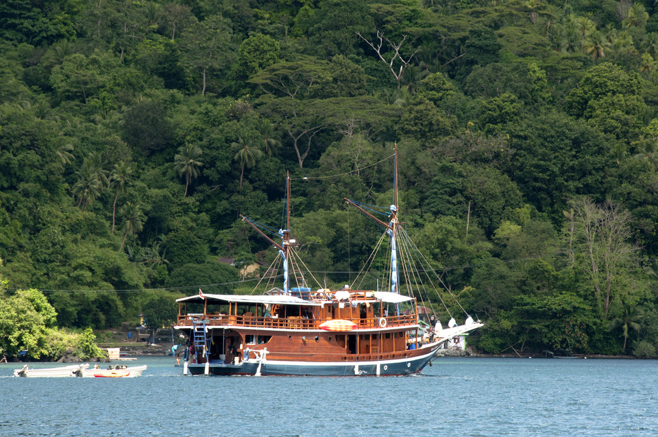 The tourist vessel Kurabesi Explorer pictured off Banda Neira in Maluku on , Oct. 10. More than 300 delegates embarked on an overnight cruise on board the passenger ship KM Pangrango in the Banda Islands on Friday (10/11) to attend a seminar in Banda Neira, commemorating the 350-year anniversary of the Treaty of Breda. (Antara Photo/Embong Salampessy)