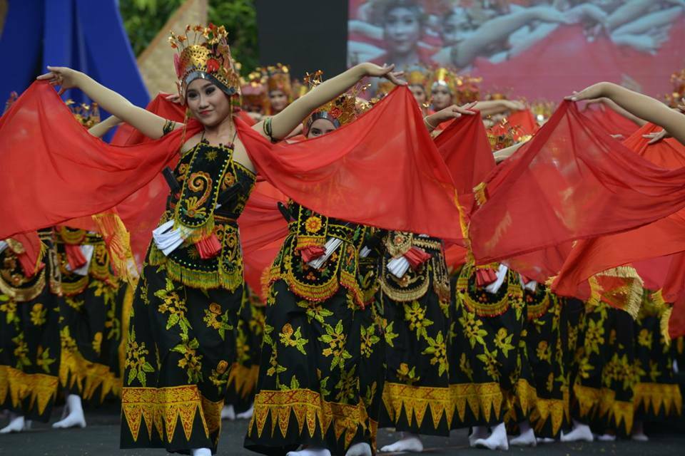 Hundreds of artists worked together to turn elements of local culture into modern art pieces for a street fashion parade as part of Banyuwangi Ethno Carnival on Saturday, Nov. 11. (Photo Courtesy of Tourism Ministry)