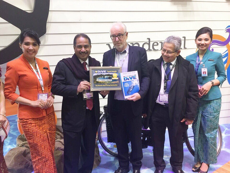 Tourism Minister Arief Yahya received two Dive Travel Awards for Indonesia at the World Travel Market in London on Nov. 8. (Photo courtesy of Tourism Ministry)