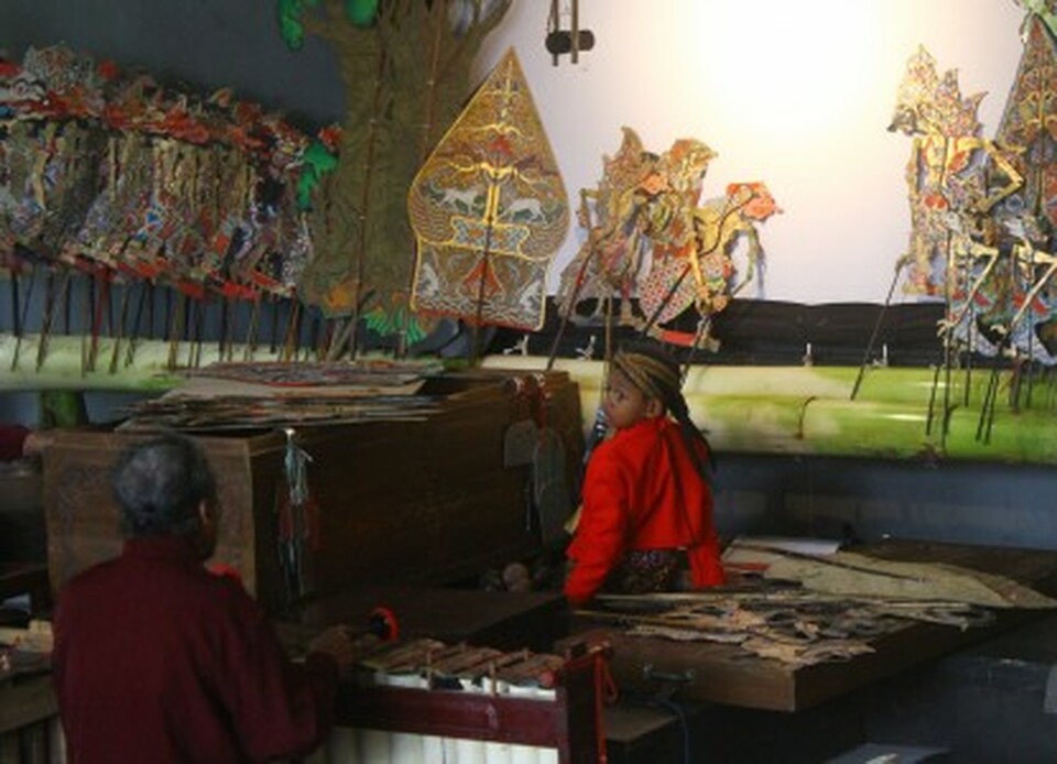 Garut in Central Java will hold the Wayang Ajen shadow theater show by prominent puppeteer Ki Dalang Ajenat Limbangan Square on Nov. 4, in an effort to promote tourism in the region. (Antara Photo/Ari Bowo Sucipto)