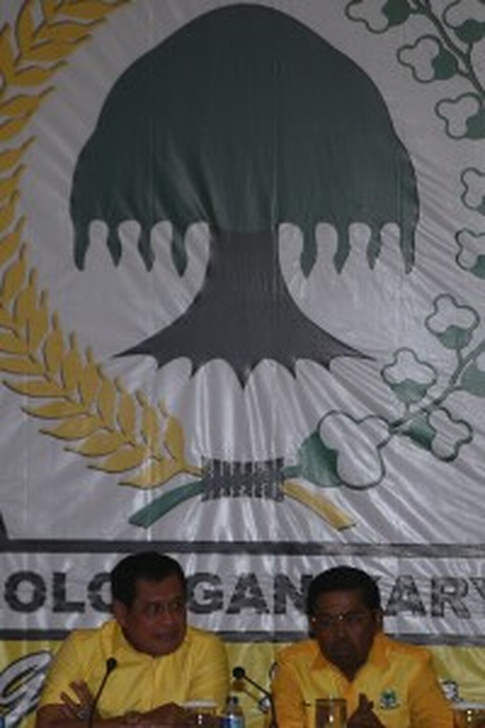  Golkar leader Nurdin Halid (left) leads the party's plenary session on Tuesday (21/11), accompanied by Secretary General (Photo by ANTARA FOTO/Sigid Kurniawan/aww/17)
