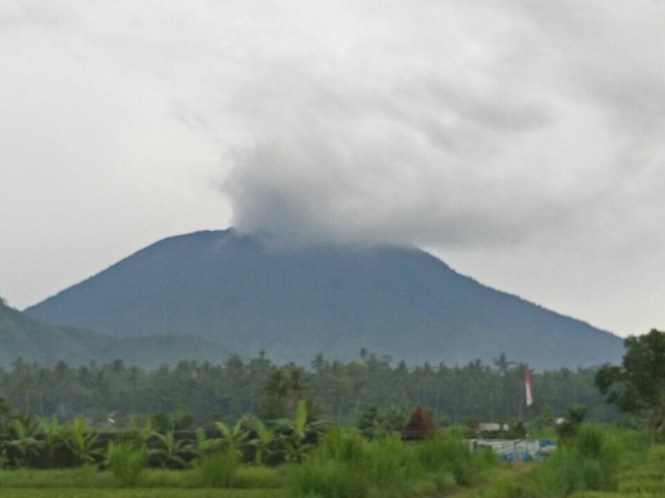 Mount Agung in Bali erupted again on Tuesday (21/11), spewing volcanic ash 700 meters into the sky. (Photo courtesy of the BNPB)