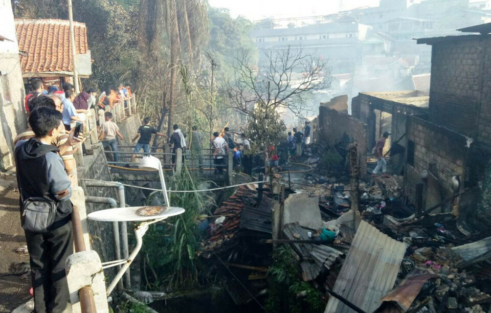A huge fire broke out in a densely populated hamlet in Bogor, West Java, on Christmas Day, destroying dozens of homes and forcing hundreds of people to be evacuated. (B1 Photo/Vento Saudale)