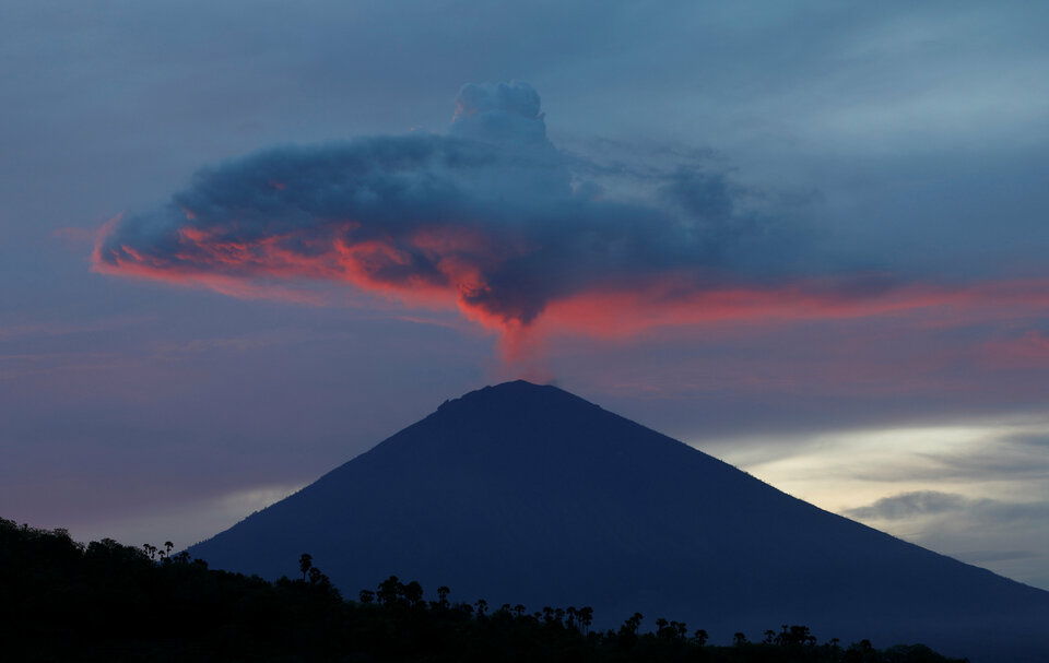 The government has lowered the alert level for Mount Agung in Bali as the volcano showed a decrease in activity over the past month, allowing displaced persons to return home. (Reuters Photo/Darren Whiteside)