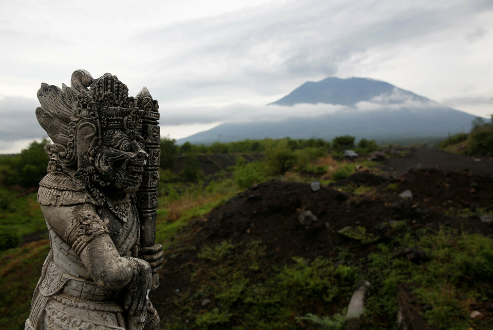 Mount Agung erupts on Friday (01/12), as seen from Kubu, Karangasem, Bali. (Reuters Photo/Darren Whiteside)