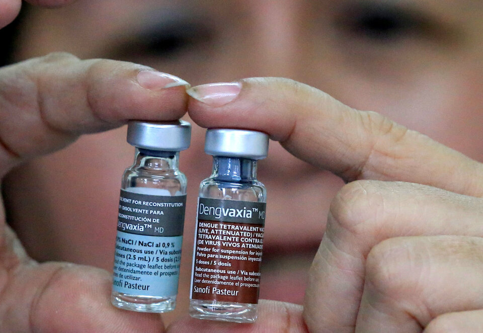 The Philippines ordered an investigation on Monday (04/12) into the immunization of more than 730,000 children with a vaccine for dengue that has been suspended following an announcement by French drug company Sanofi that it could worsen the disease in some cases. (Reuters Photo/Romeo Ranoco)