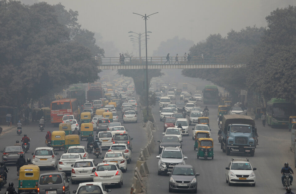 Vehicles drive through smog in New Delhi, India, on Dec. 5, 2017. (Reuters Photo/Saumya Khandelwal)