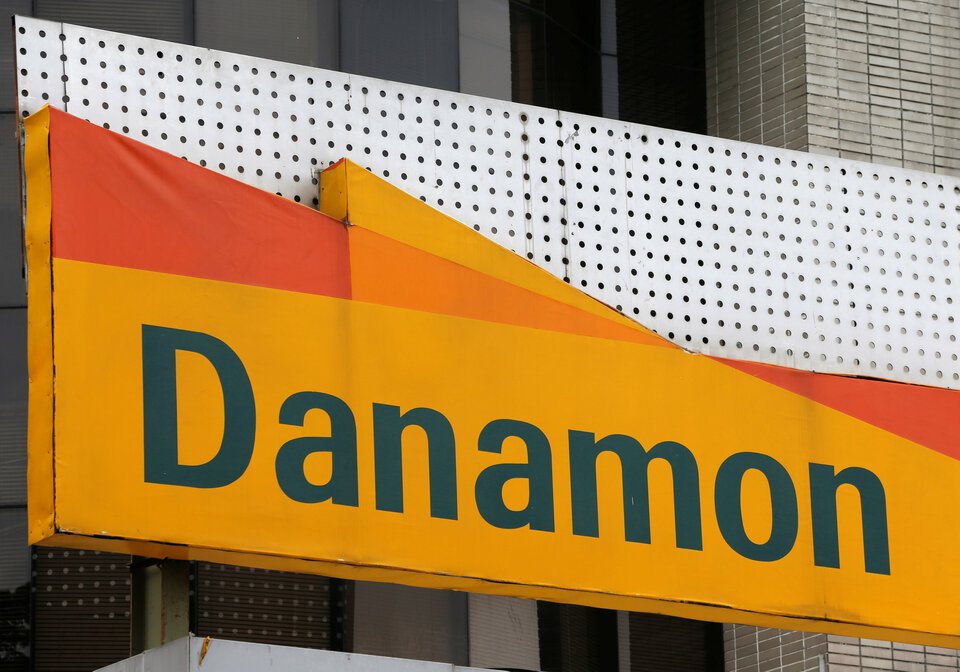 Bank Danamon announced a plan on Tuesday to merge with Bank Nusantara Parahyangan (BNP). (Reuters Photo/Beawiharta)