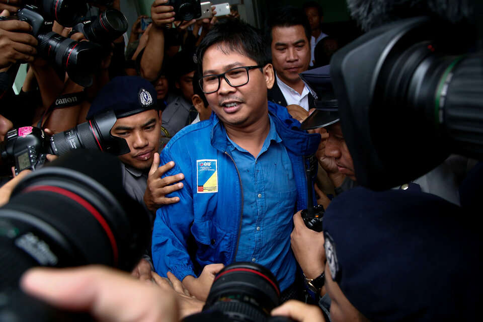 Reuters reporter Wa Lone talks to reporters as he leaves court in Yangon, Myanmar, December 27, 2017. (Reuters Photo/Stringer)