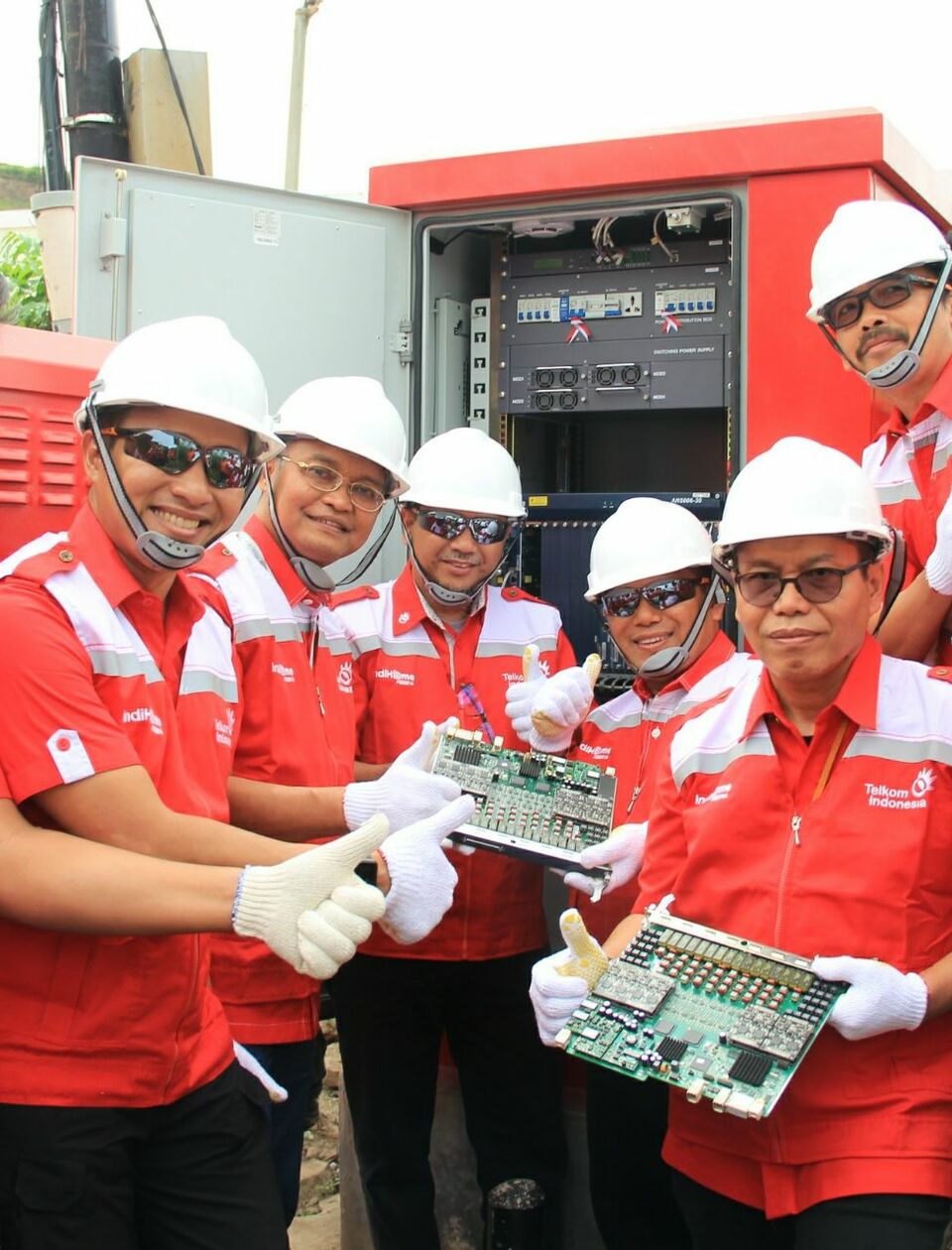 Telkom Network & IT Solutions Director Zulhelfi Abidin (second from left) after shutting down MSAN device as sign of completion of ICT network modernization process to 100% Fiber Optics in Cilegon city on Thursday (14/12).