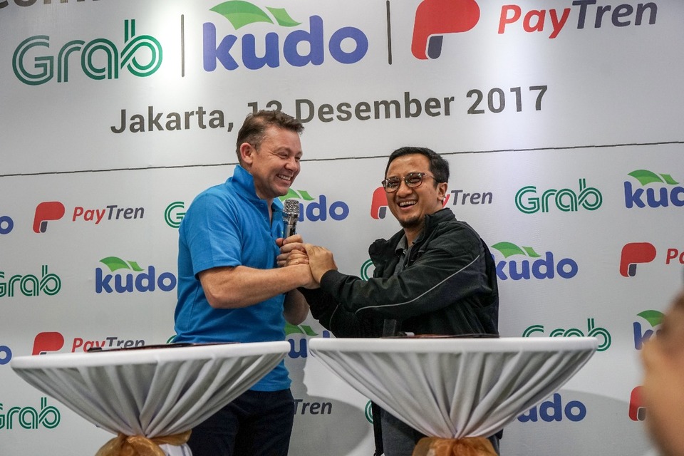 GrabPay head Jason Thompson, left, and Yusuf Mansur, founder and owner of PayTren, pose for photos after signing a partnership agreement on Wednesday (13/12). (Photo courtesy of Grab)  