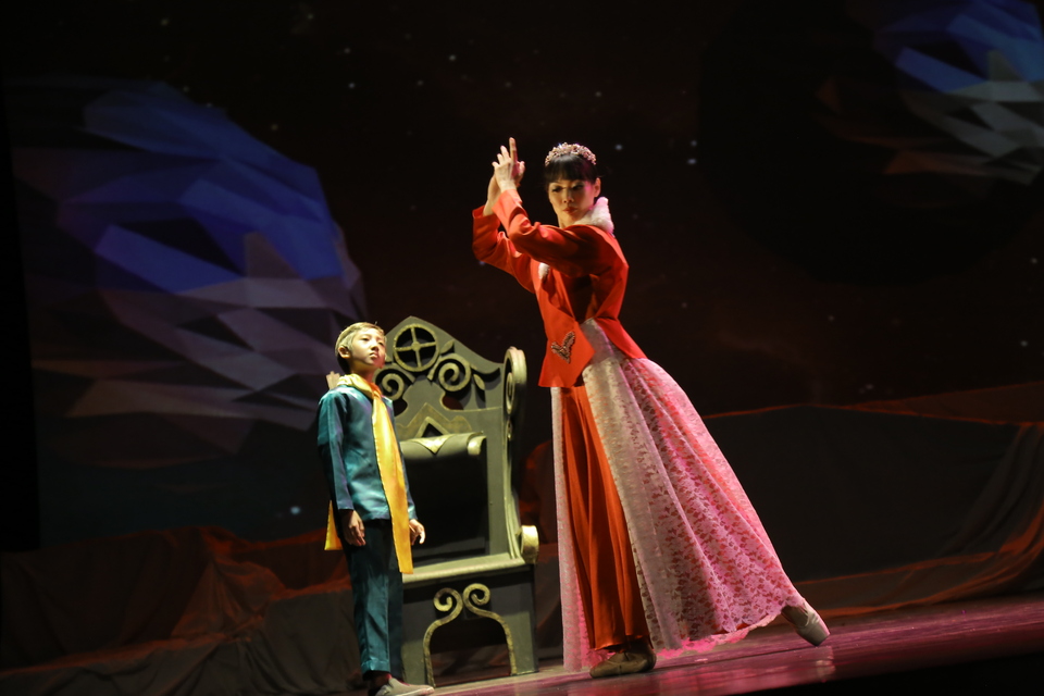 The Little Prince and the queen in Aksan Sjuman's stage adaptation of Antoine de Saint-Exupery's famous novella. (Photo courtesy of Rumah Karya Sjuman/Wisnu Hardana)
