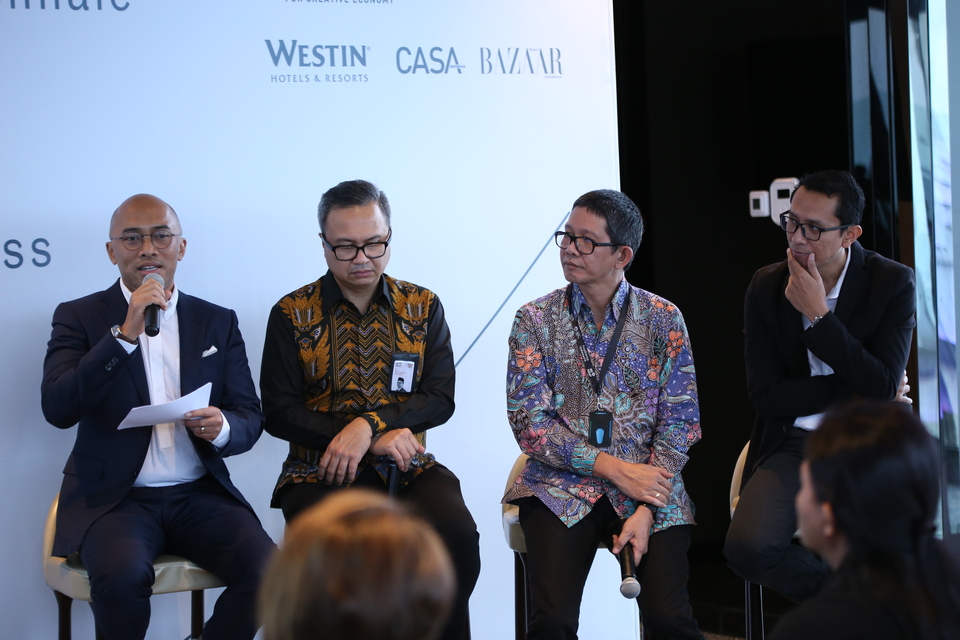 Ary Indra, left, one of the curators selected to represent Indonesia at next year's La Biennale Architettura in Venice, explained the concept of 'Sunyata: The Poetics of Emptiness' during a press conference last Thursday (14/12) at The Westin, Karet Kuningan, South Jakarta. (Photo courtesy of Bekraf)