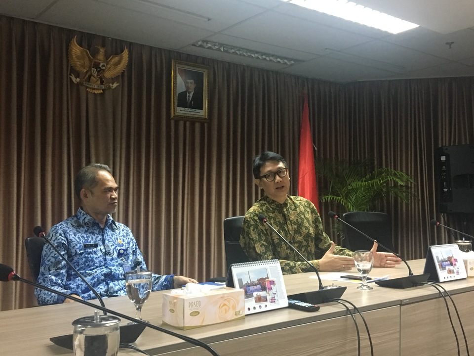 Deputy minister for maritime sovereignty, Arief Havas Oegroseno (right), spoke to reporters after a meeting with foreign embassies in Jakarta on the status of Mount Agung. (JG Photo/Sheany) 