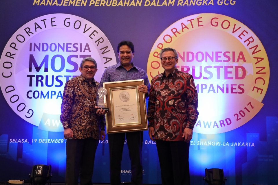 Chairman of IICG G. Suprayitno (far right) and Chief Editor of SWA Group Kemal Effendi Gani (far left) when submitting "The Most Trusted Company" award based on Corporate Governance Perception Index (CGPI) at Indonesia The Most Trusted Companies Award 2017 to Director Finance Telkom Harry M. Zen (center) in Jakarta, Tuesday (19/12).