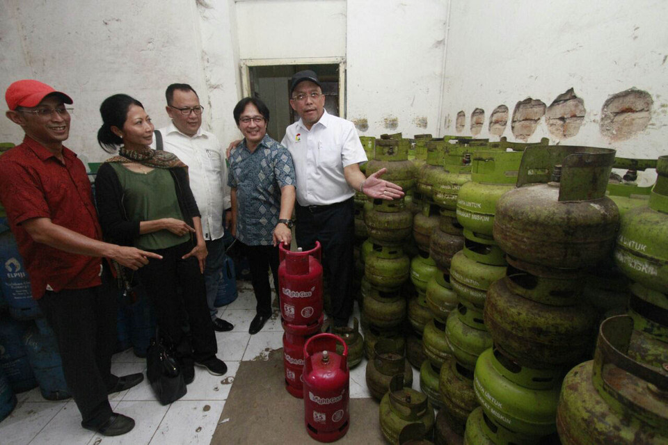 From Right, Eri Purnomohadi, chairman of the Association of Oil and Gas Entrepreneurs (Hiswana) reviewed the LPG Gas Base in Manggarai, Jakarta, December 8, 2017. Hiswana Migas stated that the distribution of 3kg subsidized gas is safe and sufficient for the whole of Indonesia. Courtesy Photo of Hismawa