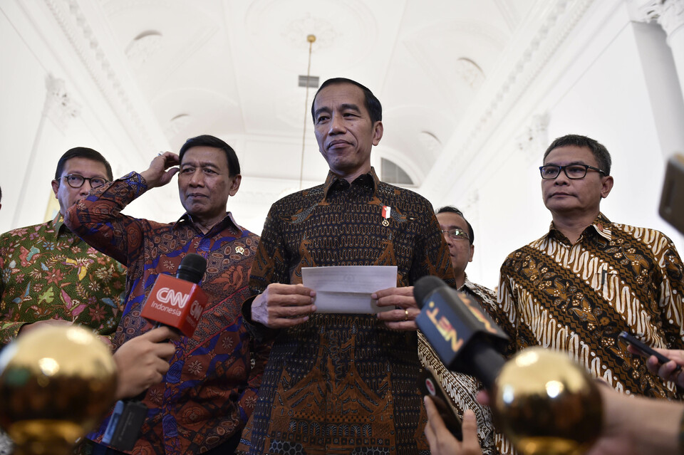 Indonesian President Joko Widodo, center, on Thursday (07/12) delivered a scathing rebuke, broadcast on live television, to US President Donald Trump's announcement that formally recognized Jerusalem as the capital of Israel. (Antara Photo/Puspa Perwitasari)