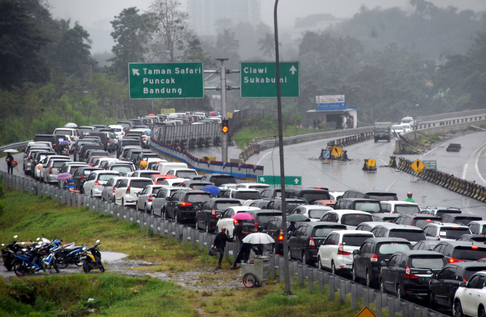 Police closed the main access road to Puncak Pass in Cipanas, West Java, on Monday evening (25/12) as peak holiday traffic caused congestion stretching back several kilometers. (Antara Photo/Yulius Satria Wijaya)
