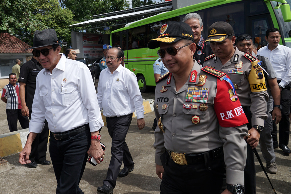National Police chief Gen. Tito Karnavian visits Nusakambangan Island in Cilacap, Central Java, on Friday (22/12) accompanied by Justice and Human Rights Minister Yasonna Laoly and National Narcotics Agency (BNN) deputy chief Arman Depari. (Antara Photo/Idhad Zakaria)