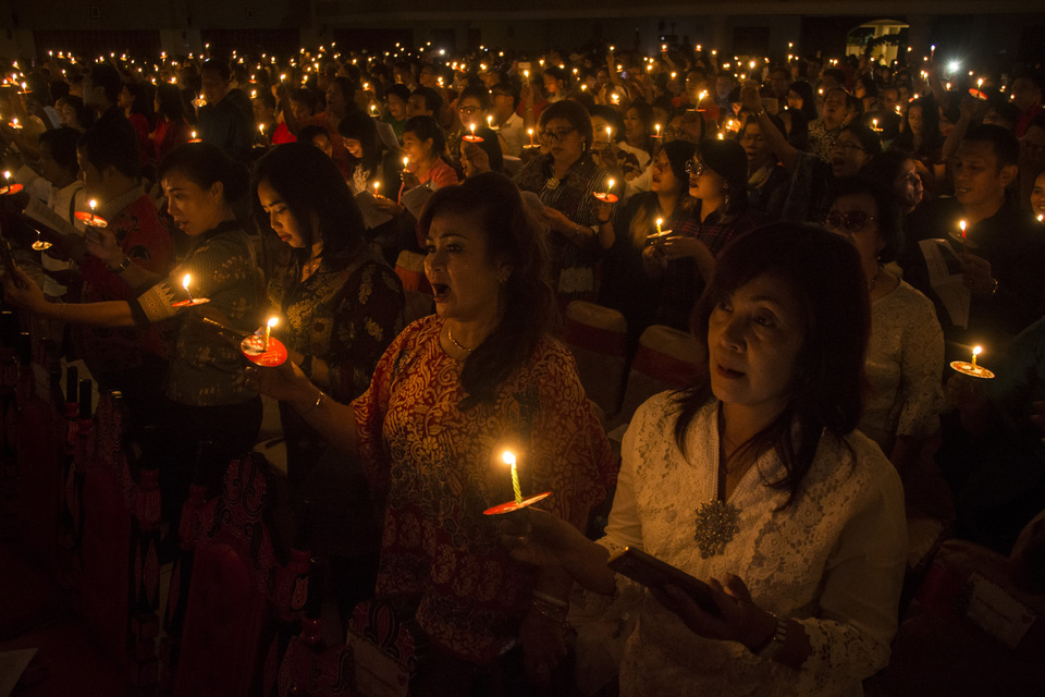 Members of various churches attend a Christmas gathering in Jakarta on Friday (22/12). The event was held to express support for Palestinians following the decision by US President Donald Trump to officially recognize Jerusalem as the capital of Israel. (Antara Photo/Aprillio Akbar)