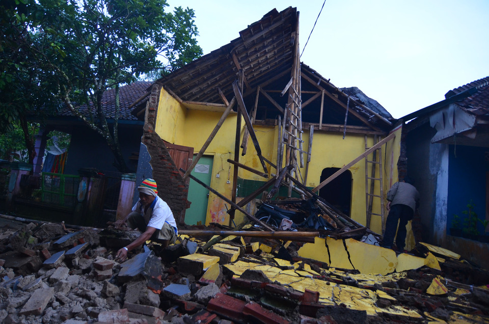 A strong earthquake in West Java killed one person and made dozens of houses collapse in Tasikmalaya on Friday night (15/12). (Antara Photo/Adeng Bustomi)