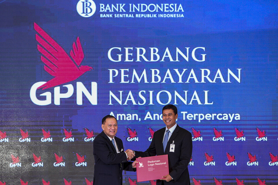 Bank Indonesia Governor Agus Martowardojo, left, and Indonesia Payment System Association chairman Eko Cahyo introduce the national payment gateway logo on Monday (04/11). (Antara Photo/Galih Pradipta)
