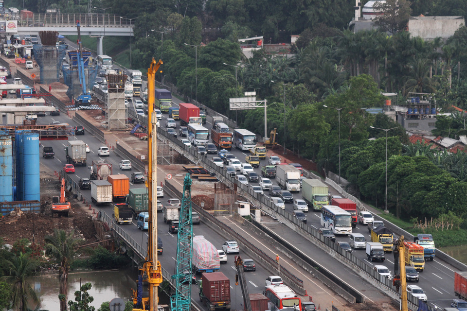 Toll road operator Jasa Marga said there has been a 4 percent increase in the number of vehicles leaving the capital on the Jakarta-Cikampek Toll Road in West Java between Thursday and Saturday. (Antara Photo/Risky Andrianto)