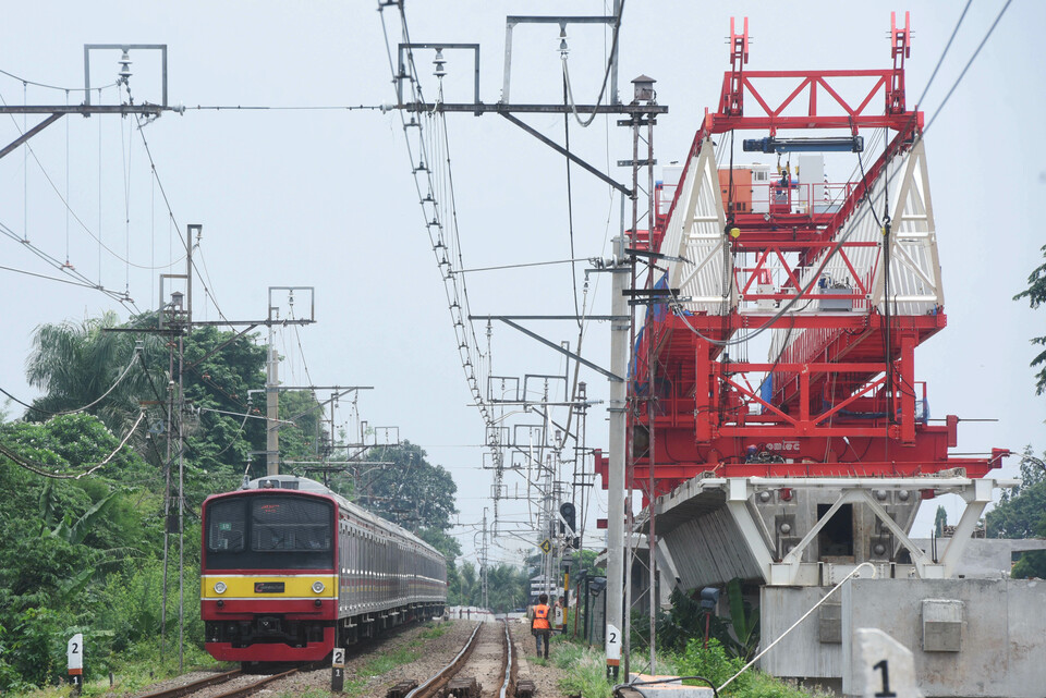 Kereta Commuter Indonesia, the commuter train operator subsidiary of state-controlled railway firm Kereta Api Indonesia, plans to equip all of its trains with free wireless internet facilities soon.
(Antara Photo/Akbar Nugroho Gumay)