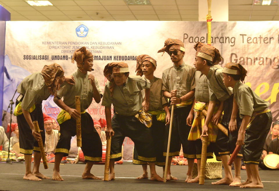 Artists present Ganrang Bulo dance in an event introducing the 2017 Law on Cultural Progress in Makassar, South Sulawesi, on Tuesday (12/12). The law regulates promotion and protection of indigenous Indonesian cultures. (Antara Photo/Dewi Fajriani)