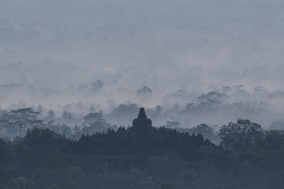 The Borobudur Temple as seen from the Punthuk Setumbu lookout in Magelang, Central Java, on Thursday (30/11). (Antara Photo/Sigid Kurniawan)