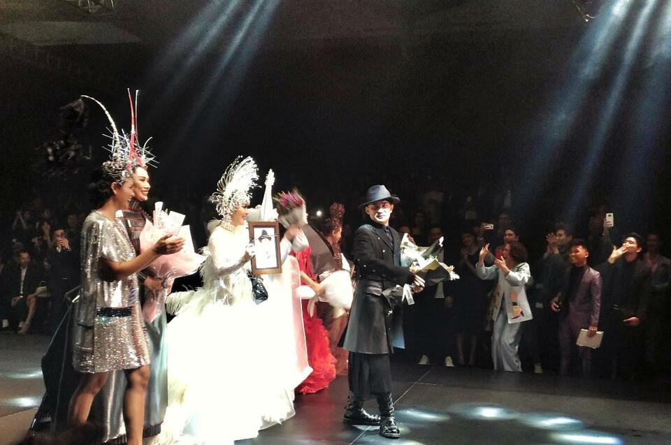 Indonesian fashion accessories designer Rinaldy Arviano Yunardi holds a flower bouquet while accompanied on stage by Andien, Titi DJ, Syahrini, Melly Goeslaw, Kris Dayanti and Rossa. (JG Photo/Sylviana Hamdani)
