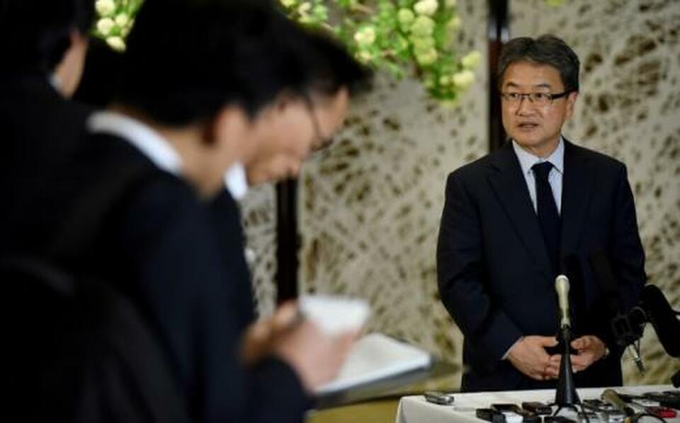 US Special Representative for North Korea Policy Joseph Yun (R) answers questions from reporters at the Iikura guest house in Tokyo, Japan April 25, 2017.  (Reuters Photo/Toru Yamanaka)