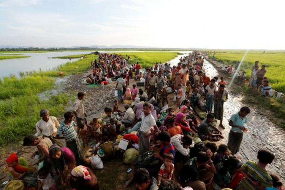 Rohingya refugees who crossed the border from Myanmar a day before, wait to receive permission from the Bangladeshi army to continue their way to the refugee camps, in Palang Khali, Bangladesh October 17, 2017. (Reuters Photo/Jorge Silva)