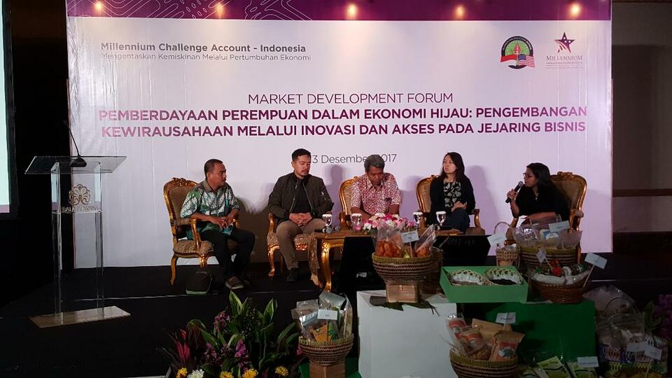 In the framework of a low-carbon economy, commodity enterprises have the potential to provide high economic benefits for women. This is an opportunity for women to take part in supporting the green economy. To make this happen, support for women's groups is needed, from financial support, technological innovation and the creative industry, to better marketing strategies.
 Millennium Challenge Account - Indonesia (MCA-Indonesia) supports women's gait in the development of green economy. Through grants provided through the Green Prosperity Project, MCA-Indonesia provides opportunities for women entrepreneurs to develop and market sustainable commodities, one of which is by organizing the Market Development Forum Jakarta on December 13, 2017. The event invites grantees, business and social entrepreneurs, investors, advocates for financial access, as well as other development agencies to interact with each other. Courtesy Photo of Inke Maris