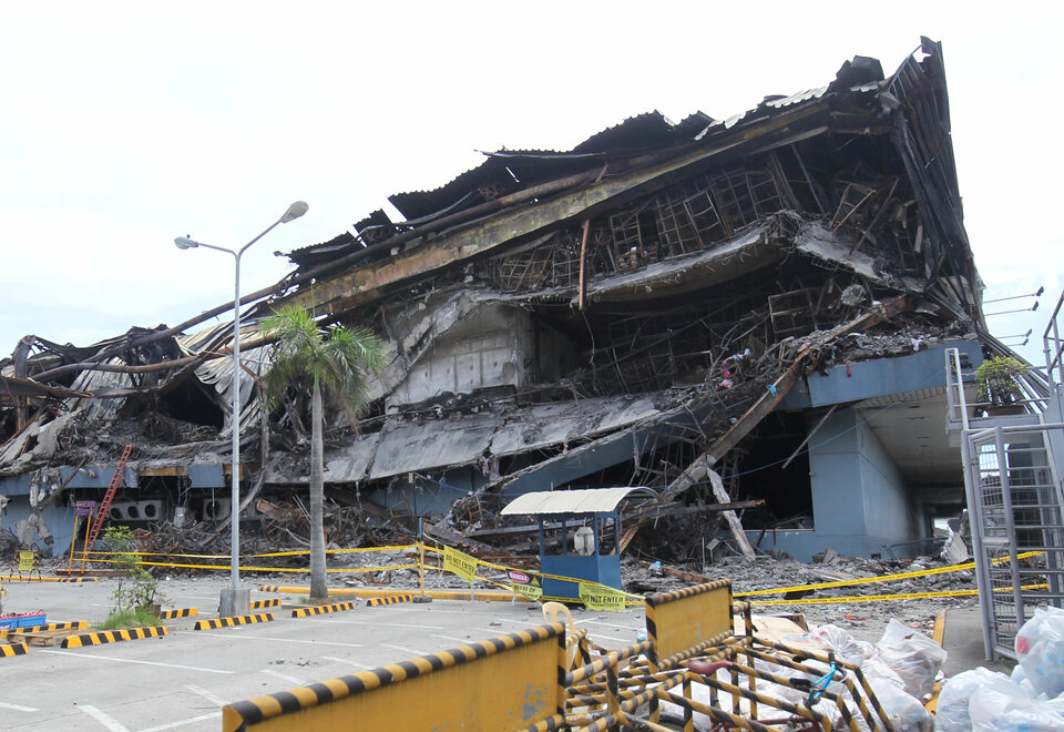 A view of a mall after it was gutted by fire in Davao city, Philippines, December 29, 2017. (Reuters Photo/Lean Daval Jr)
