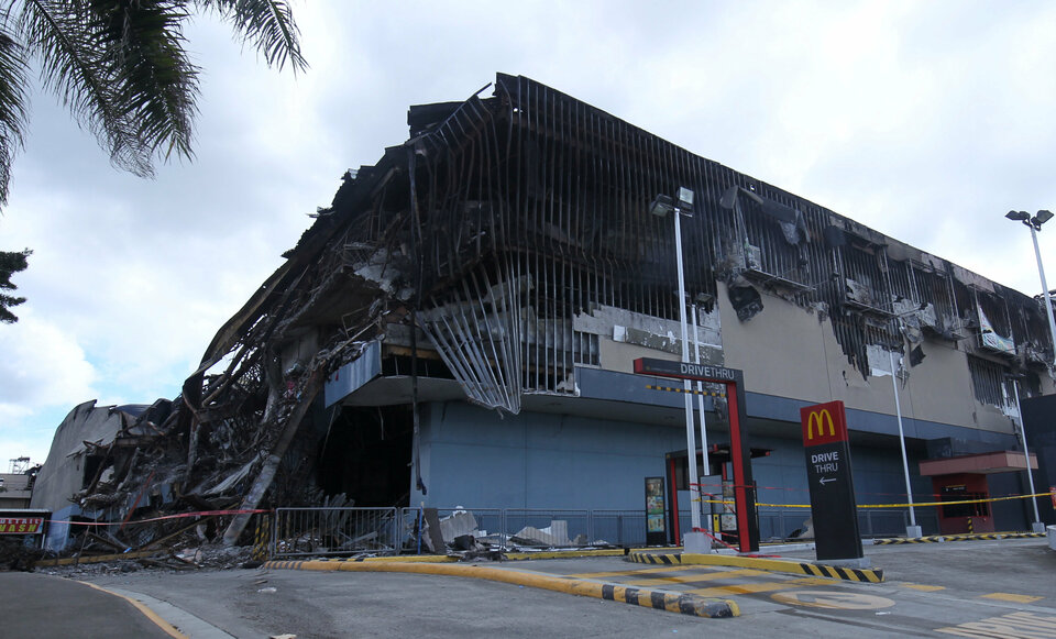 A mall is seen after it was gutted by a fire in Davao city, Philippines, December 29, 2017. (Reuters Photo/Lean Daval Jr)