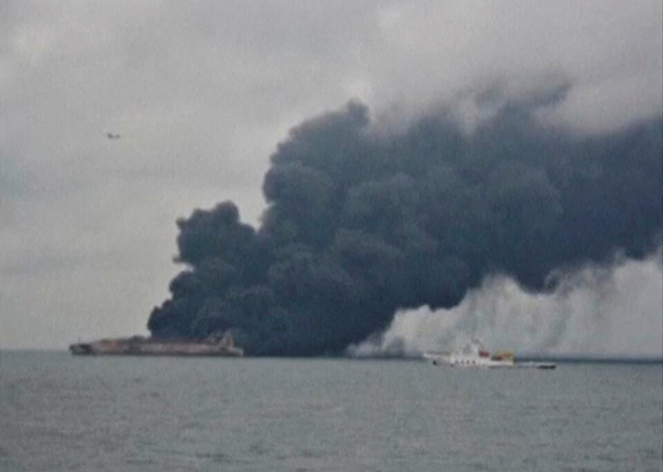 A tanker carrying Iranian oil that collided with a Chinese freight ship in the East China Sea on Saturday (06/01) was still ablaze on Monday morning, a South Korean coast guard official said, as emergency rescue teams continued to search for the missing crew. (Reuters Photo/China Central Television)