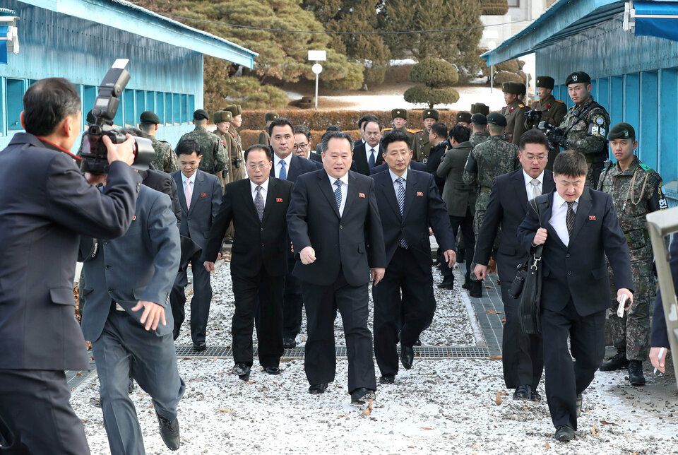 A North Korean delegation crosses the North-South Korea border to attend a rare inter-Korea talks at the truce village of Panmunjom in the demilitarized zone separating the two Koreas on Tuesday (09/01).
(Reuters Photo/Yonhap)