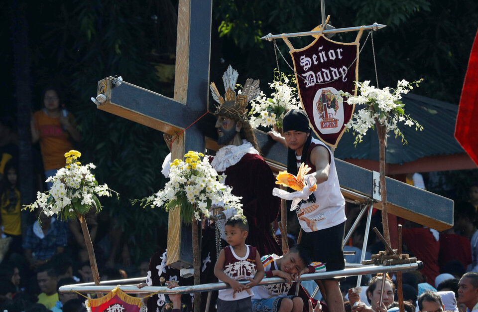 Devotees parade a replica of an image of Black Nazarene during the annual religious procession in Manila, Philippines, January 9, 2018.   (Reuters Photo/Erik  De Castro)