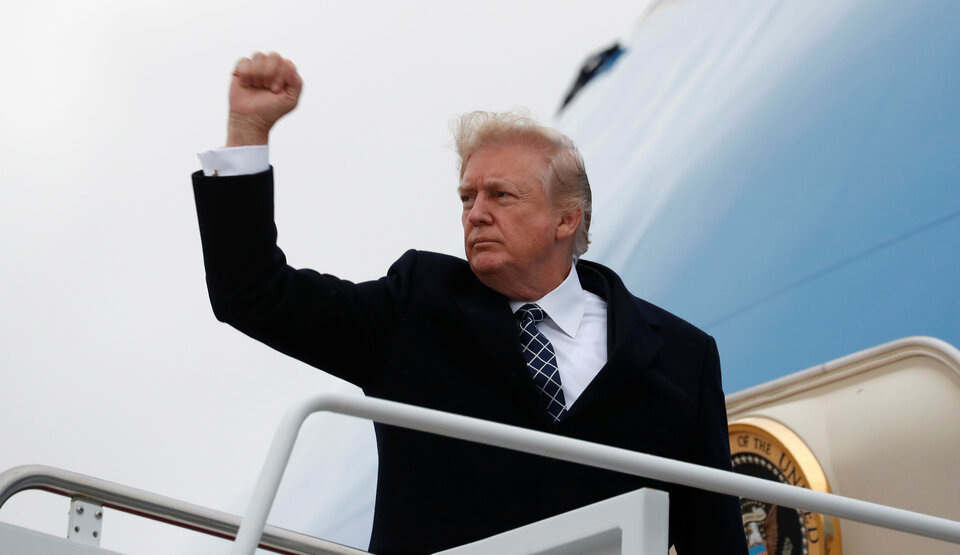 President Donald Trump gave the Iran nuclear deal a final reprieve on Friday (12/01) but warned European allies and Congress they had to work with him to fix 'the disastrous flaws' in the pact or face a US exit.  (Reuters Photo/Kevin Lamarque)