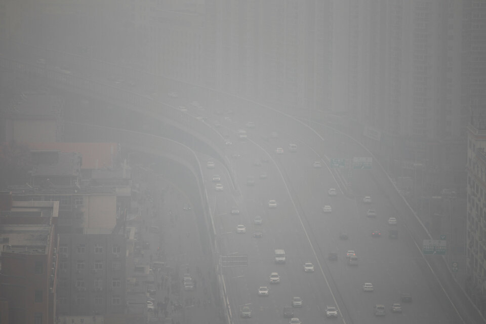 Vehicles drive on a highway amid smog in Zhengzhou, Henan province, China on Jan. 16, 2018. Picture taken January 16, 2018. (Reuters Photo)