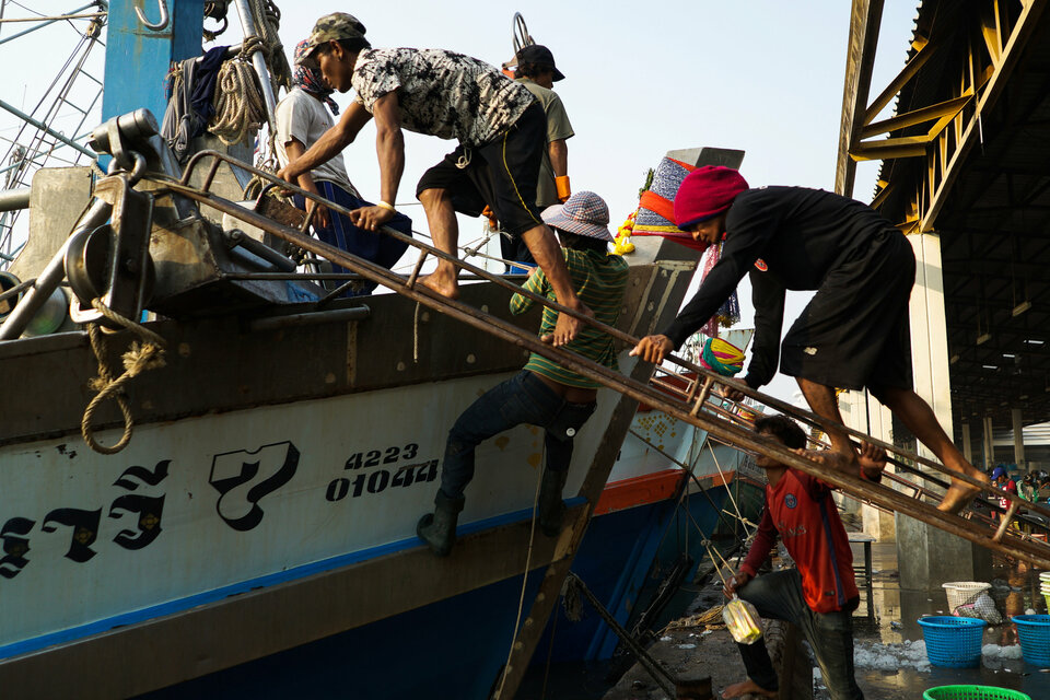 Migrant workers prepare for another fishing trip at a port in Thailand's Samut Sakhon Province on Monday (22/01).  (Reuters Photo/Athit Perawongmetha)