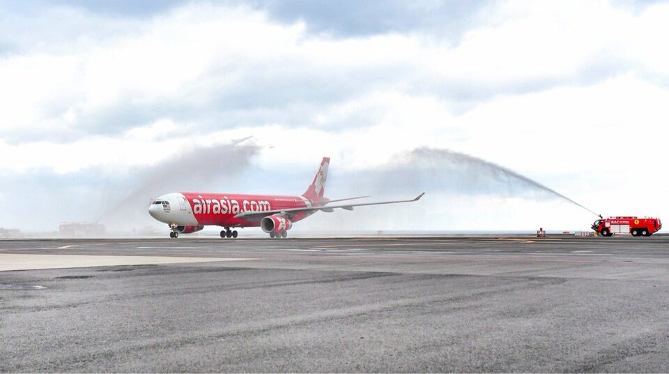 Budget airline AirAsia inaugurated a direct flight route from Manila, the Philippines to Jakarta on Tuesday (09/01) in the hopes of alluring more businessmen to travel between the two busiest cities in Southeast Asia. (Photo courtesy of Twitter/AirAsia)